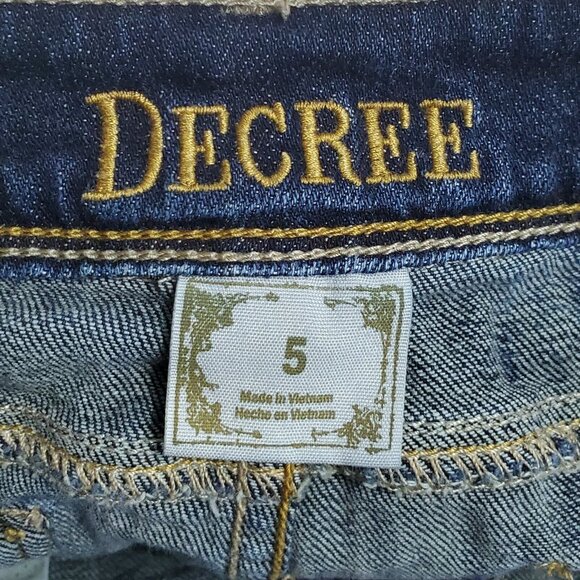 Decree Juniors Jean Shorts Size 5 Raw Hem Edge Blue Denim Whiskers - Picture 4 of 5